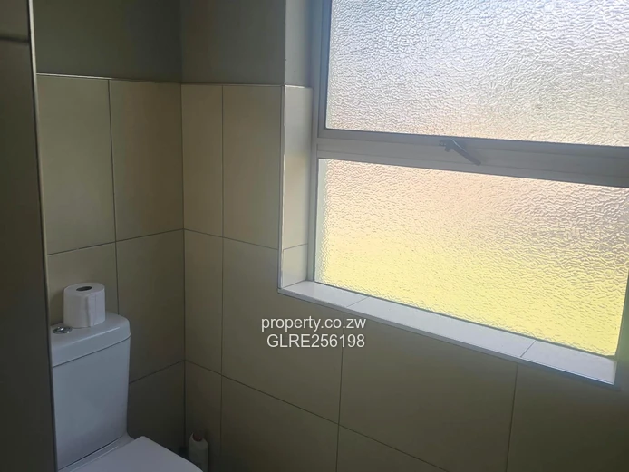 Sunlit 2-Bed, 2-Bath Newlands Flat with Borehole