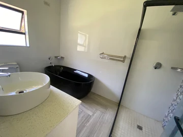4 Bedroom Flat & Apartment