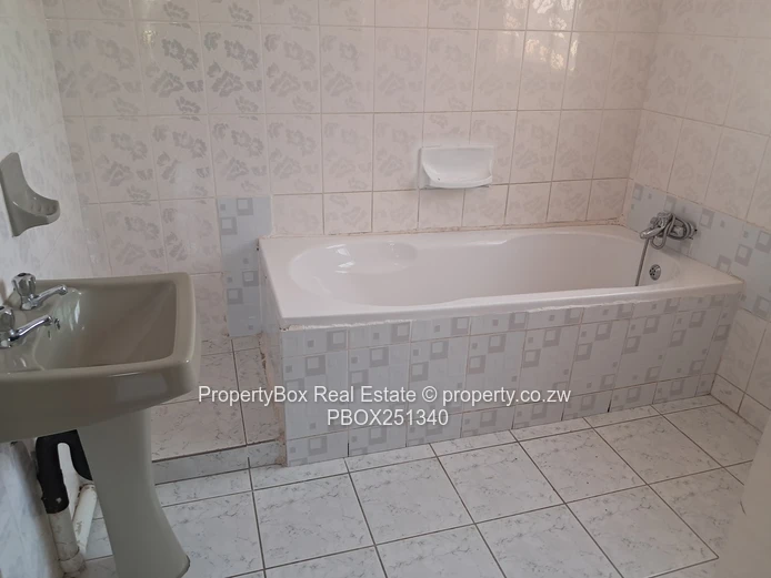 Glen Lorne double storey 6 bed house to rent for immediate occupation!