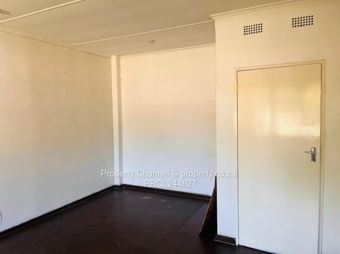 Spacious 2-Bed Flat in Belvedere with Borehole & Large Garden