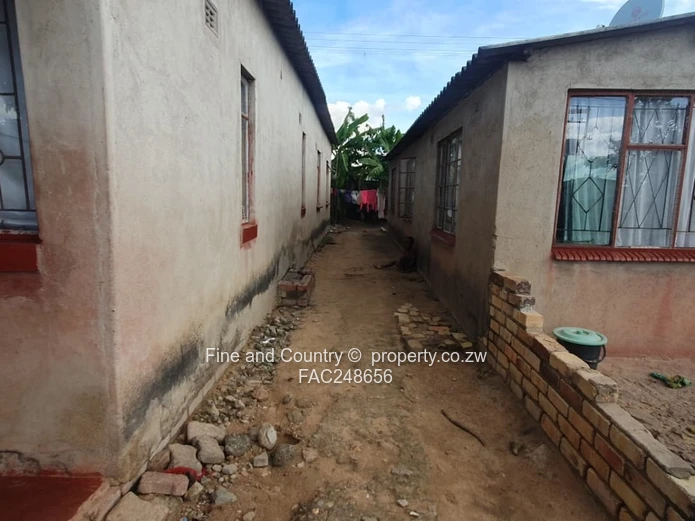 Four bedroom house for sale-Cowdray Park, Bulawayo