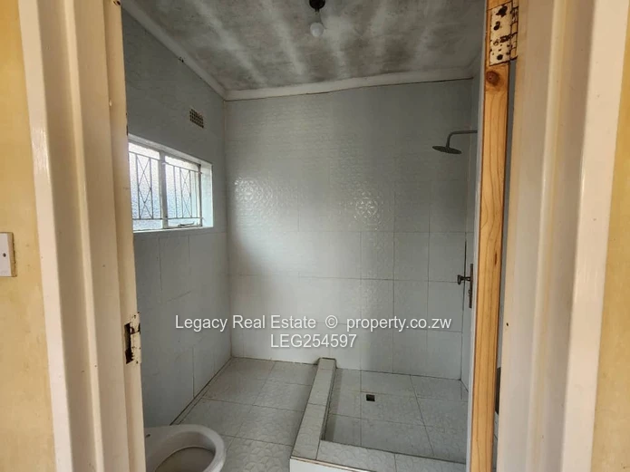 Spacious 3-Bed New Marlborough — Fitted Kitchen, Tiled Baths & Cottage (Sole Mandate)