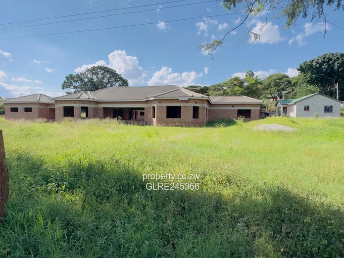 Unfinished 5-Bed 700 m² Home on 1 Acre in Bluff Hill