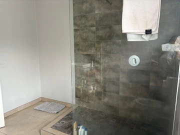 3 Bedroom Flat & Apartment