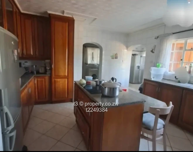 Charming 4BR Helensvale Home — Beautiful Garden & Borehole