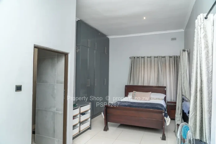 Contemporary 5 bedroom house 