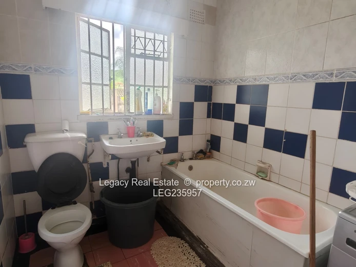 Investor’S Dream ,Main House Plus Self-Contained Cottage In Mabelreign