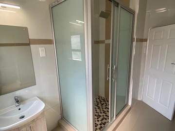 3 Bedroom Flat & Apartment