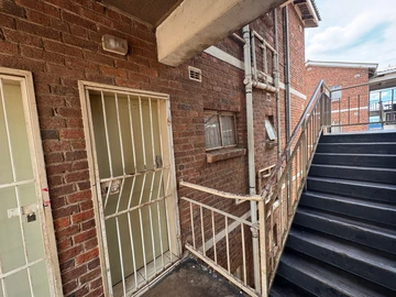 2 Bedroom Flat & Apartment