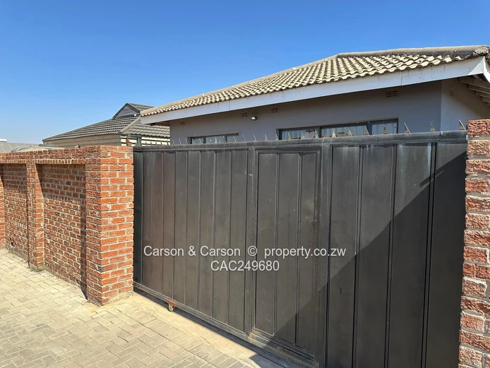 Modern 3-Bed Glaudina House - Fitted Kitchen & Built-ins