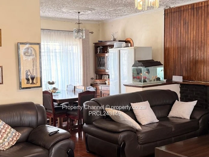 Mabelreign 3-Bed: Walled Yard, Water Tank, Fitted Kitchen