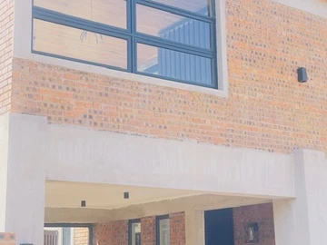 4 Bedroom Flat & Apartment