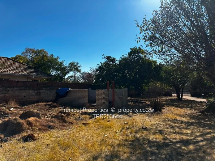 Eastlea: 3-Bed Home on 2,526 m² — Walled, Verandah