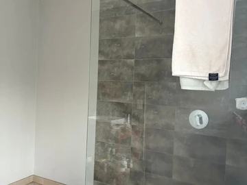 2 Bedroom Flat & Apartment