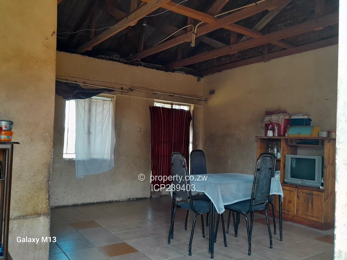 Manyame Low density stand with cottage for sale-2010m² (Sole Mandate)