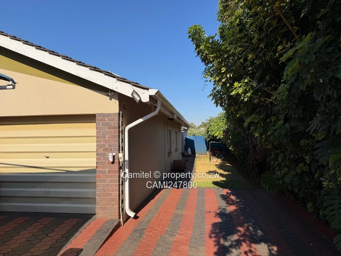 Sunny Fully-Furnished 3-Bed Cottage w/Garage & Borehole