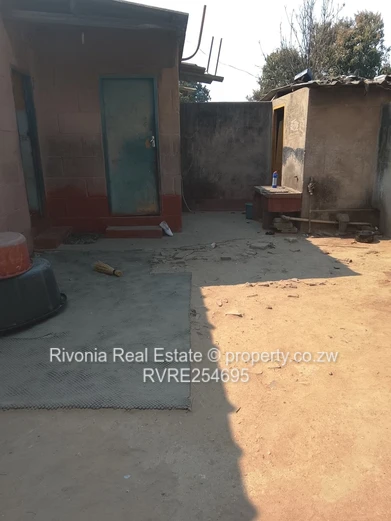Glen Norah: 2-Bed Fixer-Upper on 200m² with Borehole