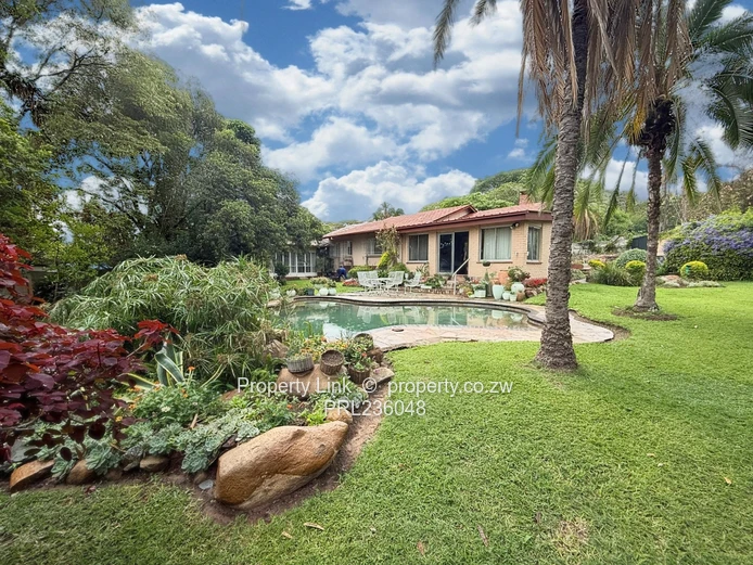 Beautifully Presented 4-Bed House, Pool & Garden