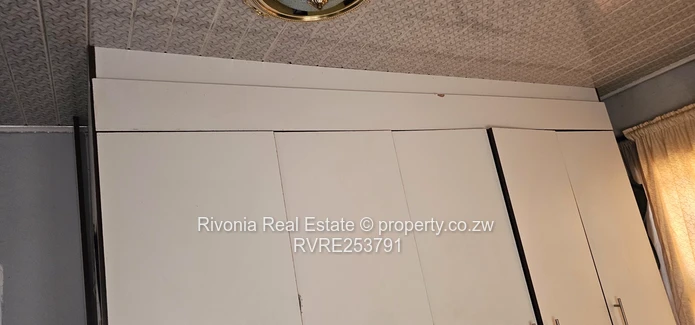2-Bed Eastview Gardens  Flat with Borehole & Wardrobe