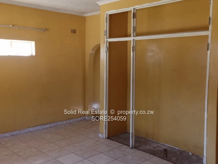 3-Bed Greendale Home on 4,000m² with Borehole & Tank