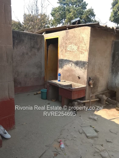 Glen Norah: 2-Bed Fixer-Upper on 200m² with Borehole