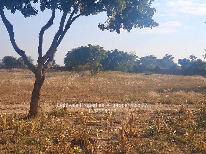 Agro-residential plot in Norton Knowe along Zvimba road (Sole Mandate)