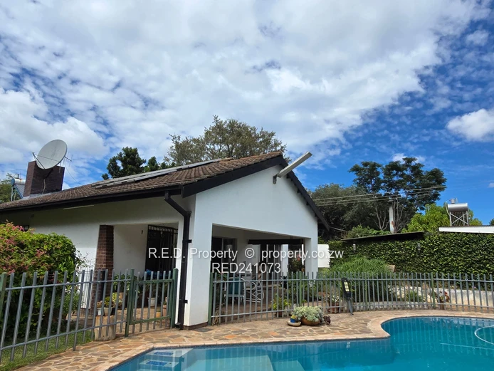 Generous Living, Beautiful Garden, Endless Possibilities In Famona!