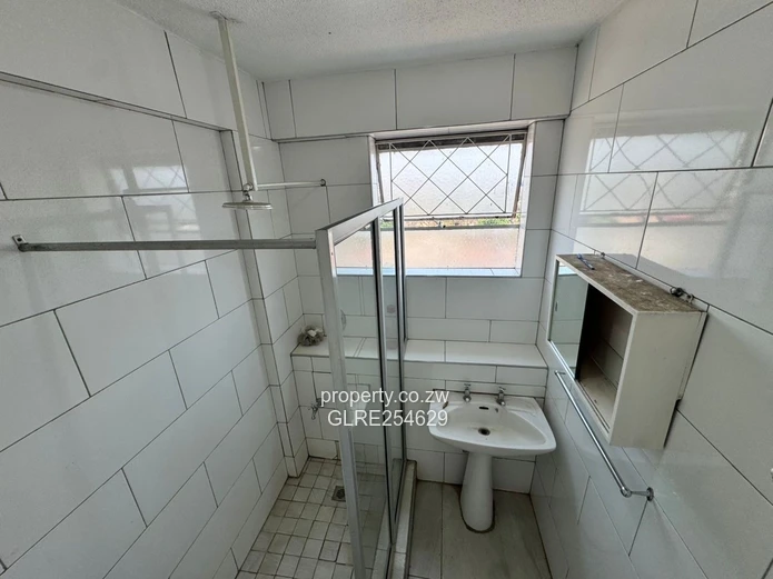 Curved Red-Brick 2-Bed Flat with Balcony, Avenues
