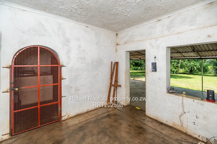 Lake Frontage property on 8.5 hectares (21 acres)