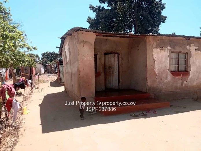2-Bed House in Chitungwiza Renovators delight (Sole Mandate)