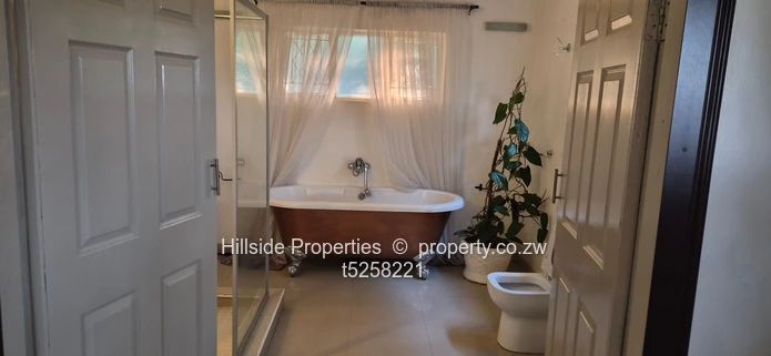 Glen Lorne 4-Bed 3-Bath: Modern Glass Wall & Garden