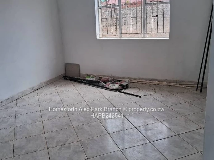 Riverside Park 3BR on 2500m2 - Flatlet, Tank & Walled Yard