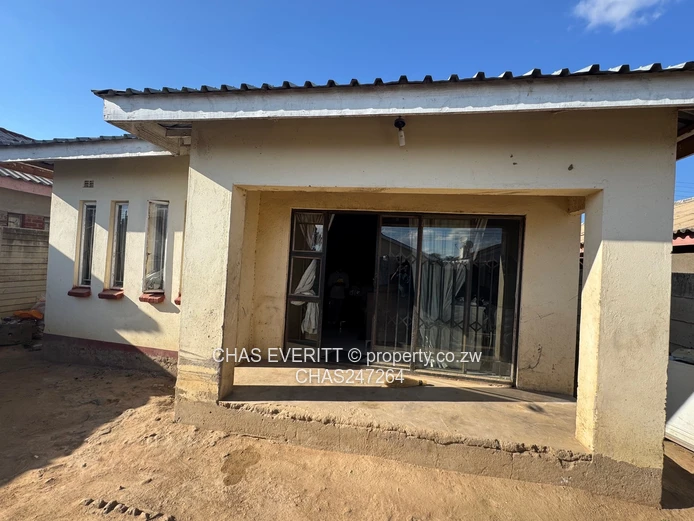 4 beds house in Unit G Makoni Seke Chitungwiza $35k