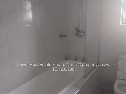 Strathaven House for sale with 3 bedrooms,a tv lounge and sitting lounge, fitted kitchen