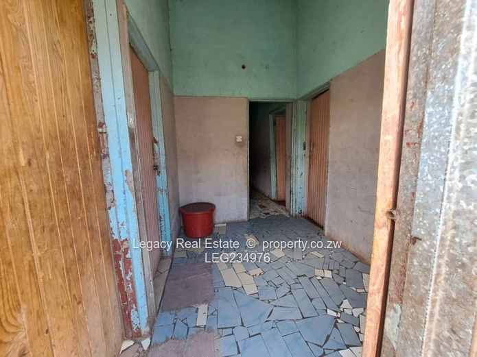 Budiriro 4 – 6-Bedroom Fixer-Upper for Sale