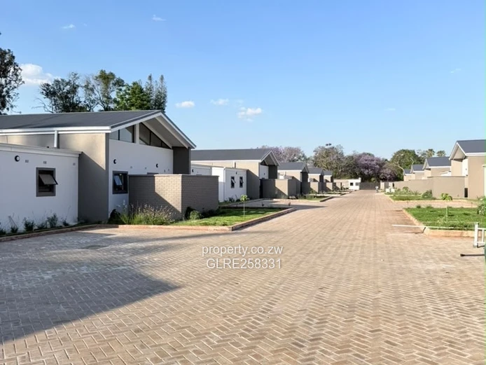 Modern 2 Bed Apartment with Borehole in Marlborough