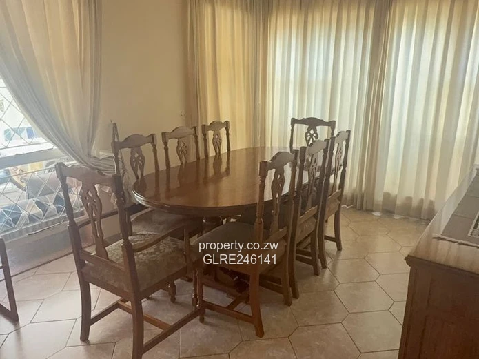 Helensvale 6-Bed Home with Pool & Borehole