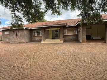 Spacious Home with Cottage & Modern Amenities