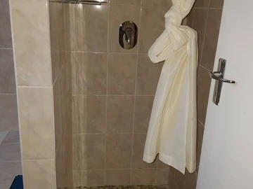 2 Bedroom Flat & Apartment