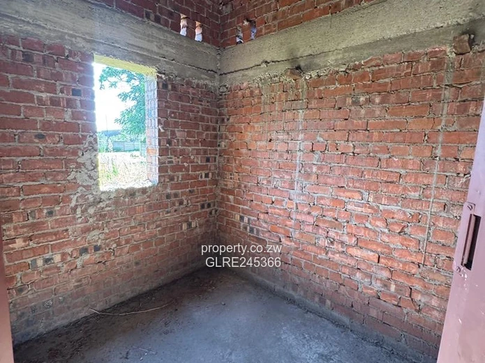 Unfinished 5-Bed 700 m² Home on 1 Acre in Bluff Hill