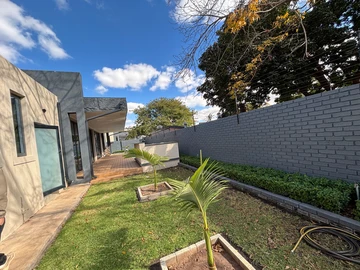 4 Bedroom Flat & Apartment