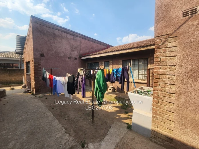 Spacious 4-Bed Home in Zimre Park with Borehole