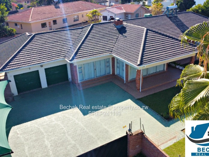 Spacious 4-Bed Selbourne Park Home - Manicured Garden & Borehole