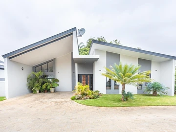 Upmarket Townhouse For Sale In Greendale