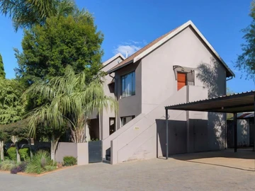 2 Bedroom Flat & Apartment