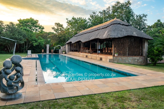 A magnificent opulent family home in Marlbrough (Sole Mandate)