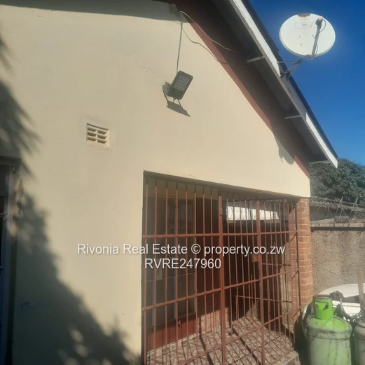 Brick-Walled 3-Bed Glen Norah A Home with Borehole