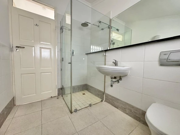 2 Bedroom Flat & Apartment