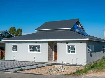 Spacious 3-Bed Townhouse in Arlington,sitting on 449sqm with Deeds,Fast Mortgage Accepted 