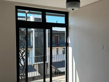 2 Bedroom Flat & Apartment